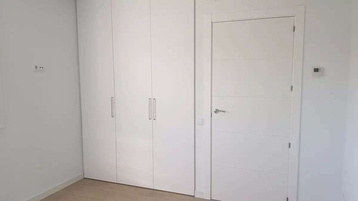 puerta y armarios empotrados blancos Armarios empotrados Salamanca